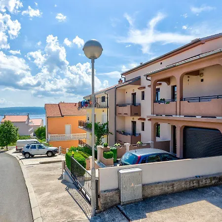 Idyllisches Mit 2 Bikes, Grill, Haustiere Erlaubt, Safe, Wifi Daire Crikvenica