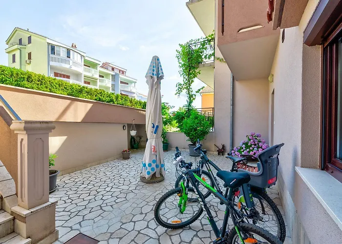Apartment Idyllisches Mit 2 Bikes, Grill, Haustiere Erlaubt, Safe, Wifi Crikvenica