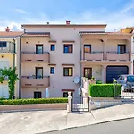 Apartment Idyllisches Mit 2 Bikes, Grill, Haustiere Erlaubt, Safe, Wifi Crikvenica